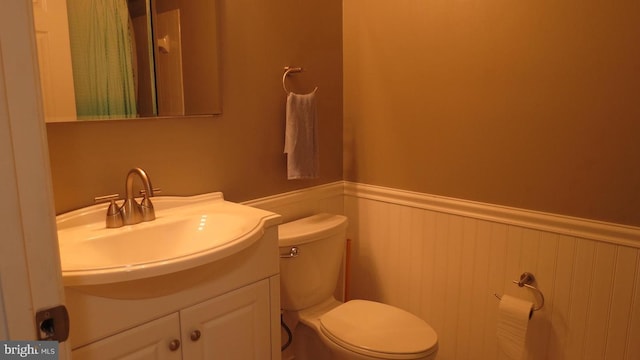 bathroom with toilet and vanity