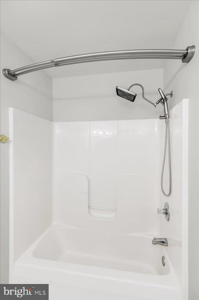 bathroom with bathtub / shower combination