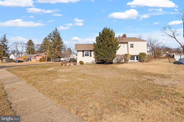 view of front facade featuring a front yard