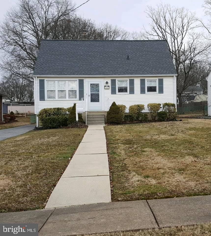 view of front of home featuring a front yard