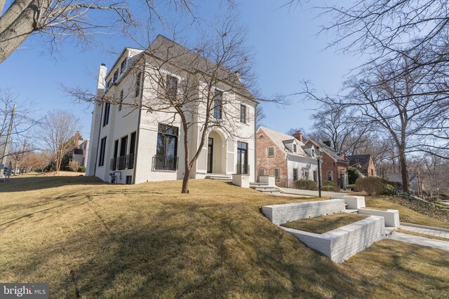 view of front of property featuring stucco siding, a residential view, and a front lawn