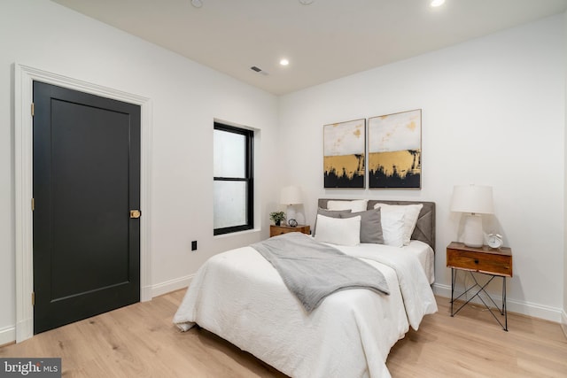 bedroom featuring visible vents, recessed lighting, baseboards, and light wood-style floors