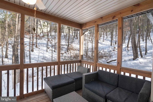 sunroom with ceiling fan