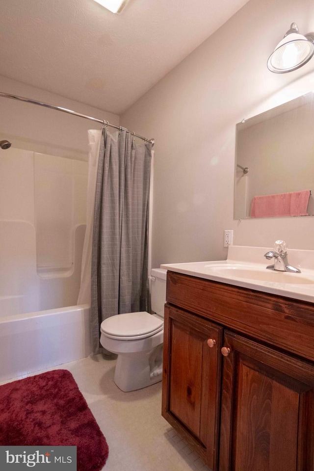 full bathroom featuring toilet, shower / tub combo with curtain, and vanity