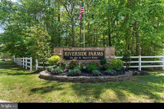 community sign featuring a yard