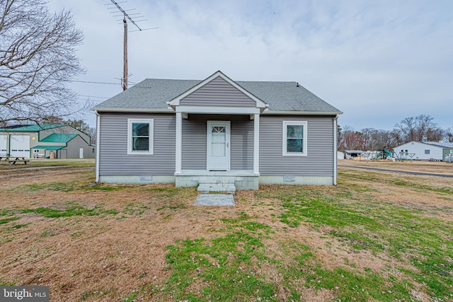 view of front of house featuring a front lawn