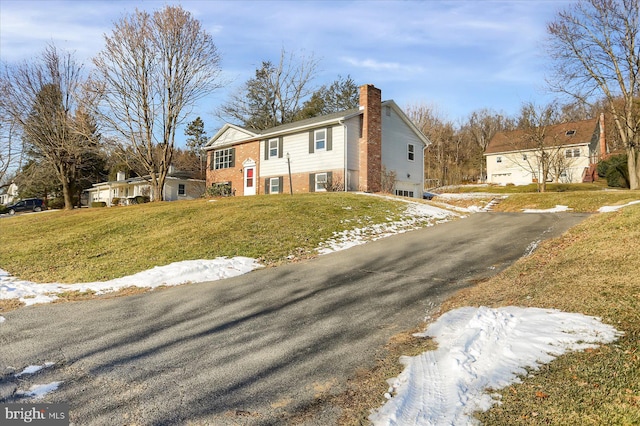 view of front of property featuring a front lawn