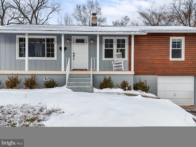 view of front facade featuring a garage