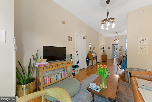living area with a notable chandelier and wood finished floors