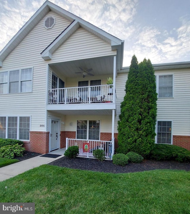 view of front facade featuring a front yard and ceiling fan