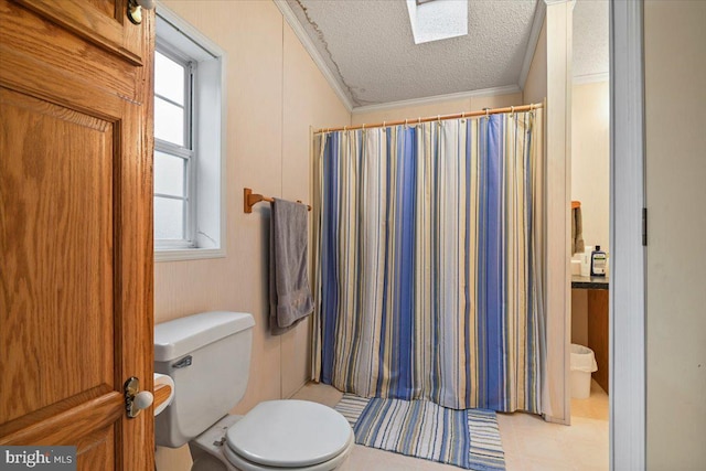 bathroom with toilet, a textured ceiling, ornamental molding, and a shower with curtain