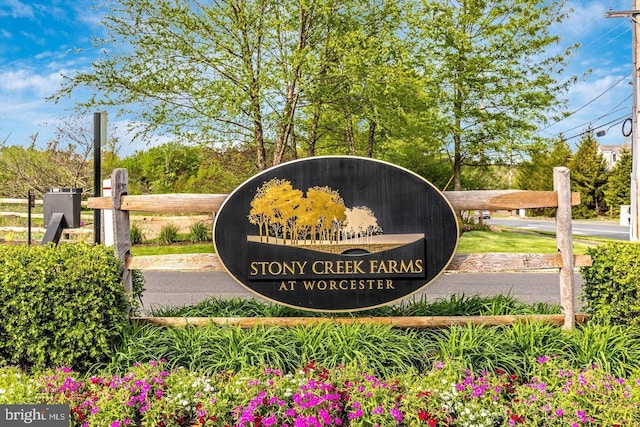 view of community / neighborhood sign