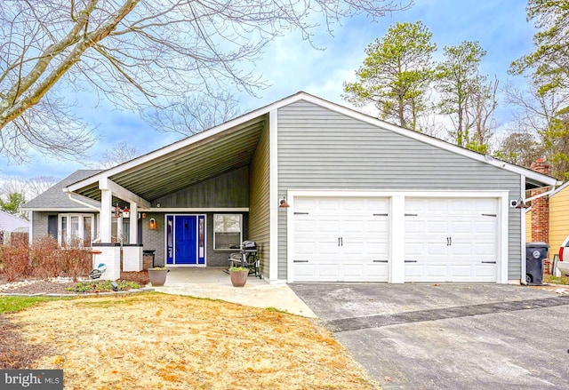 view of front facade featuring a garage