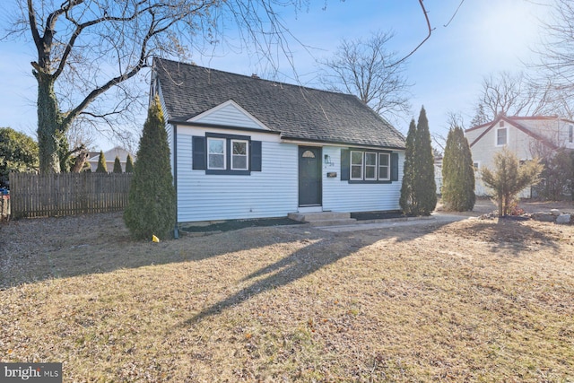 view of front of property featuring a front lawn