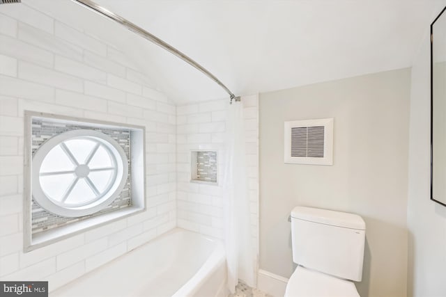 bathroom with vaulted ceiling, toilet, and shower / bath combo with shower curtain