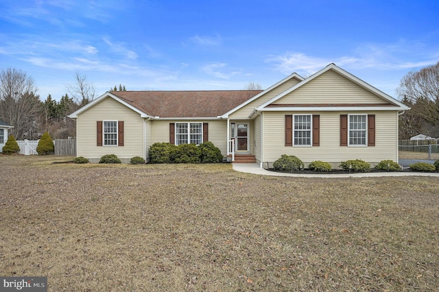 ranch-style home featuring a front lawn