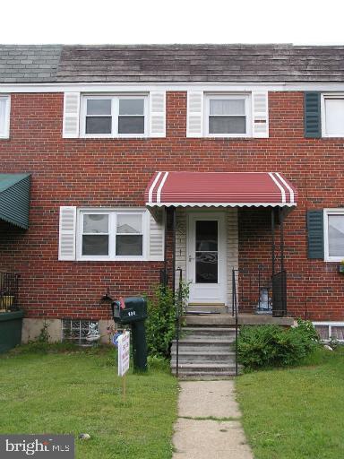 view of front of property with a front lawn