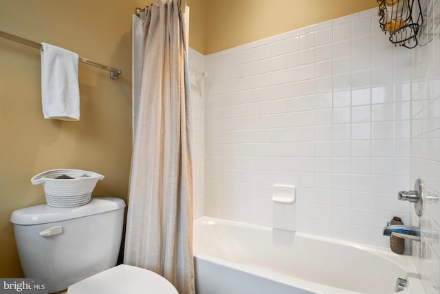 bathroom featuring toilet and shower / tub combo with curtain