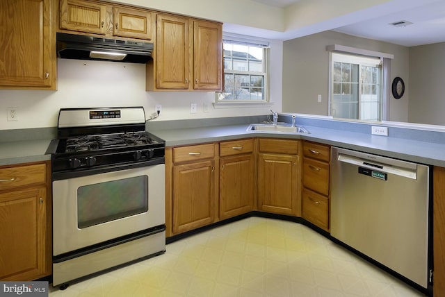 kitchen featuring stainless steel appliances, sink, and kitchen peninsula