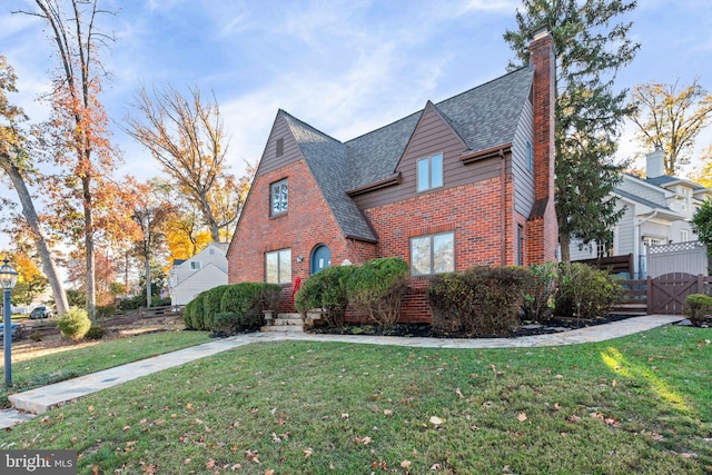 view of front of property featuring a front lawn