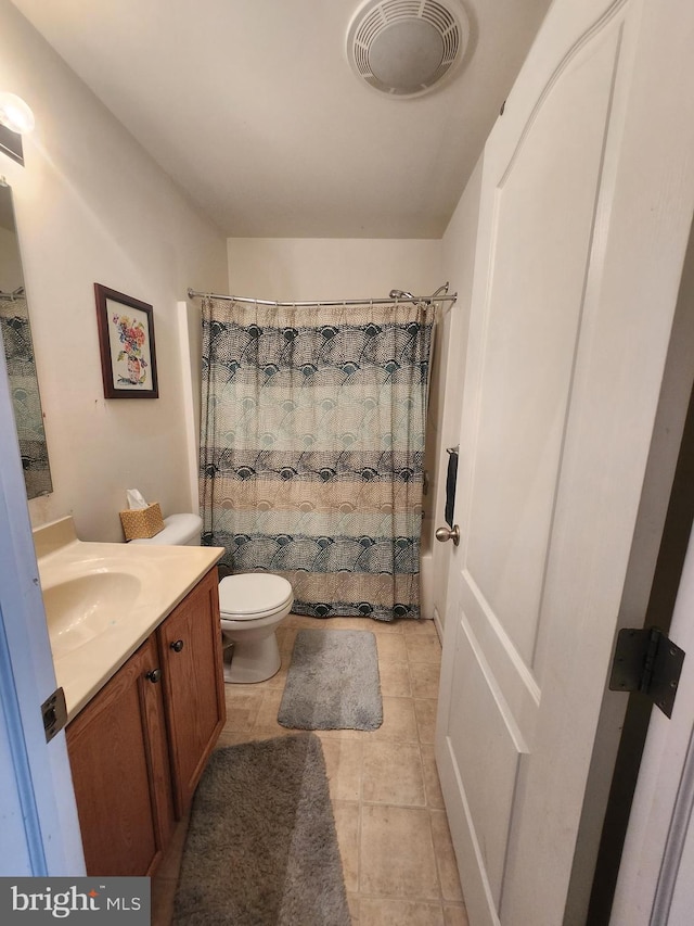 full bathroom with toilet, vanity, and shower / tub combo