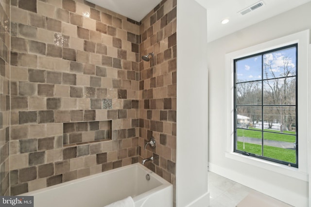 bathroom featuring tiled shower / bath combo