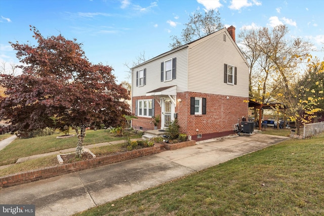 view of front of property featuring central AC unit and a front lawn