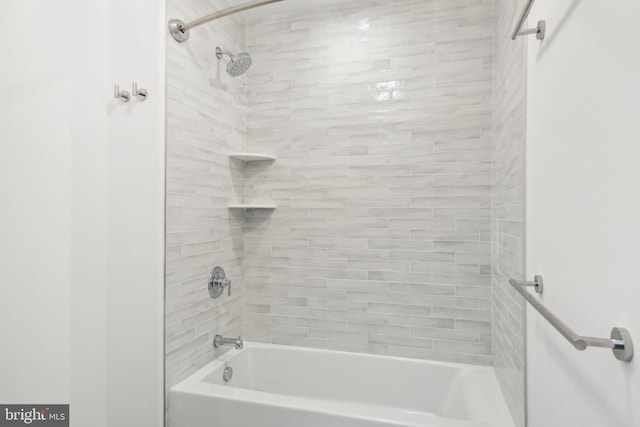 bathroom featuring tiled shower / bath