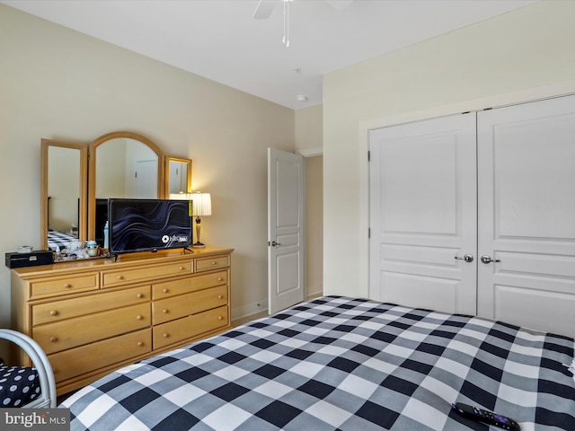 bedroom featuring ceiling fan and a closet