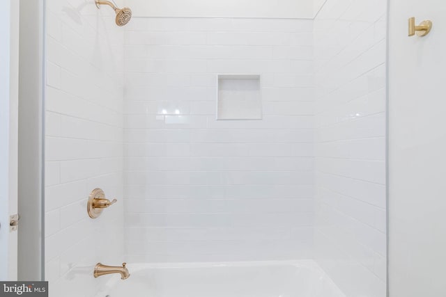 bathroom with tiled shower / bath