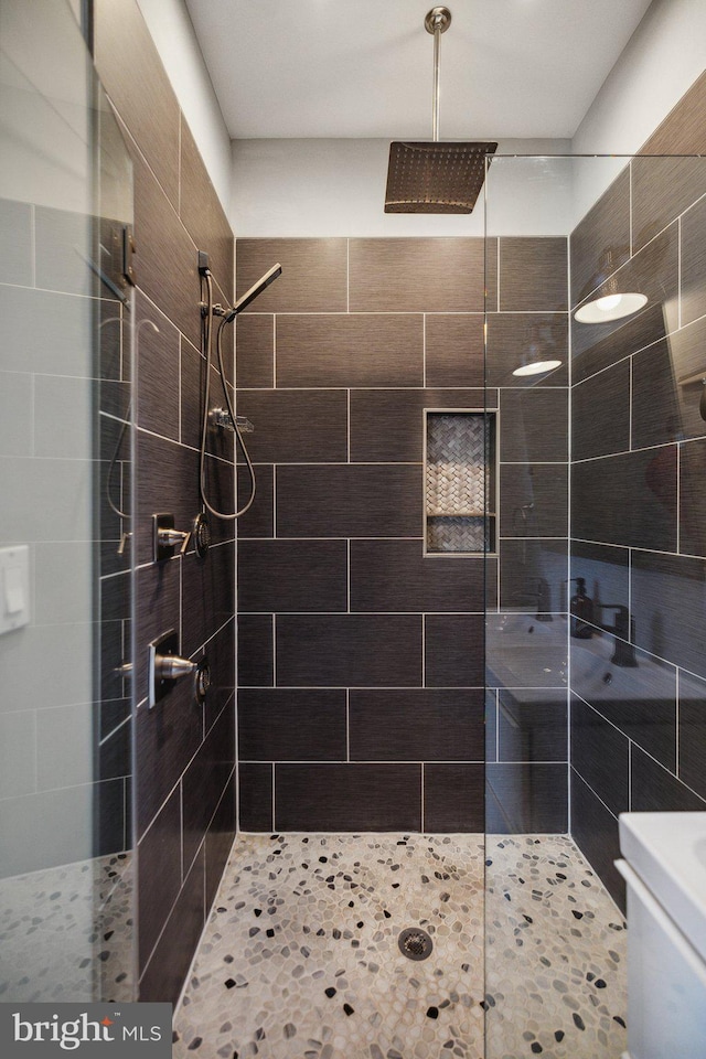 bathroom featuring a tile shower