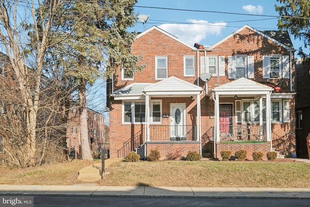 view of front of house with a front lawn