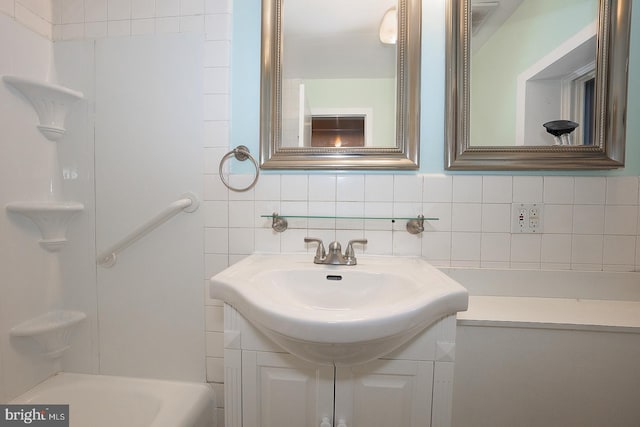 bathroom featuring vanity and decorative backsplash