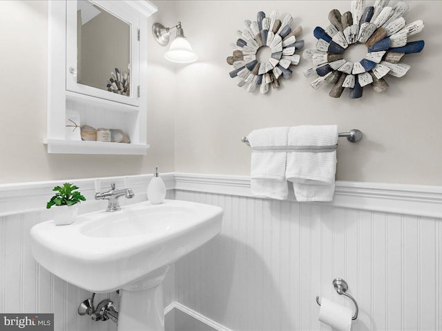 bathroom featuring sink