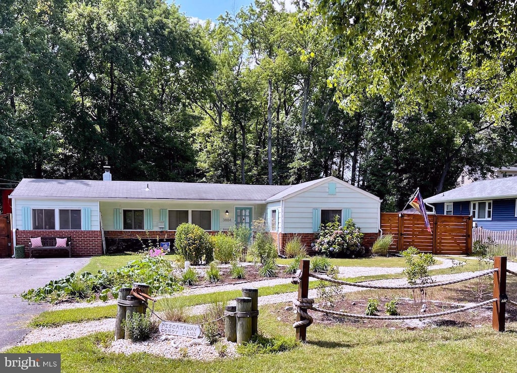 single story home featuring a front lawn