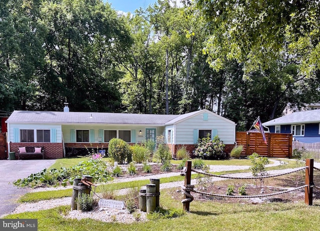 single story home featuring a front lawn