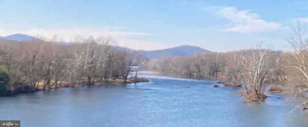 water view featuring a mountain view