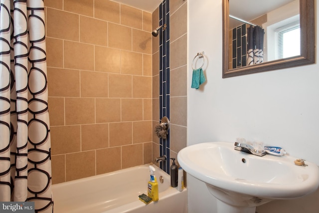 bathroom featuring sink and shower / bath combo