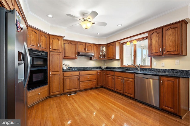 kitchen featuring stainless steel appliances, light hardwood / wood-style floors, sink, ornamental molding, and ceiling fan