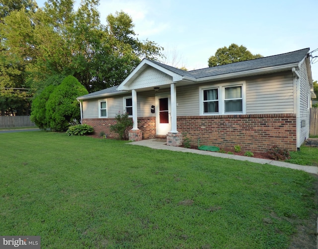 view of front of house featuring a front lawn