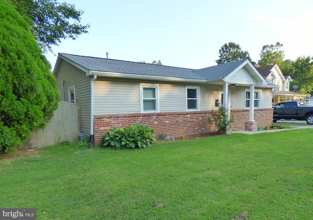 view of front of property featuring a front yard