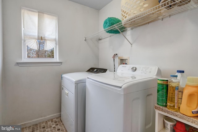 washroom featuring washing machine and clothes dryer