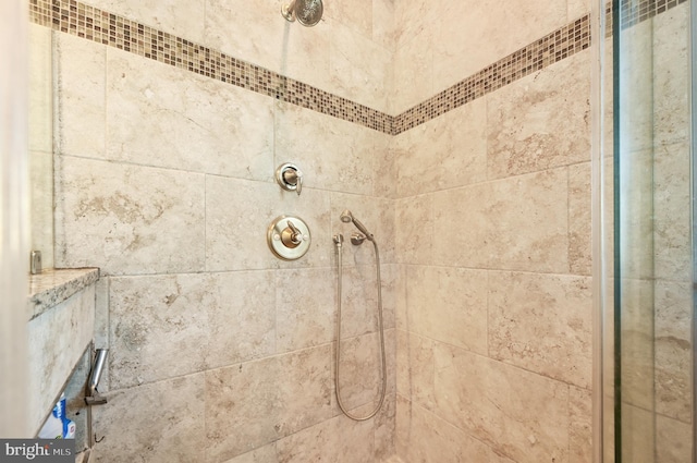 interior details with a tile shower