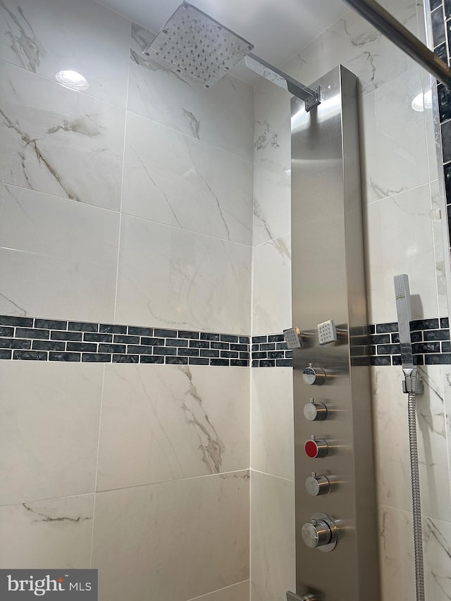 bathroom featuring a tile shower