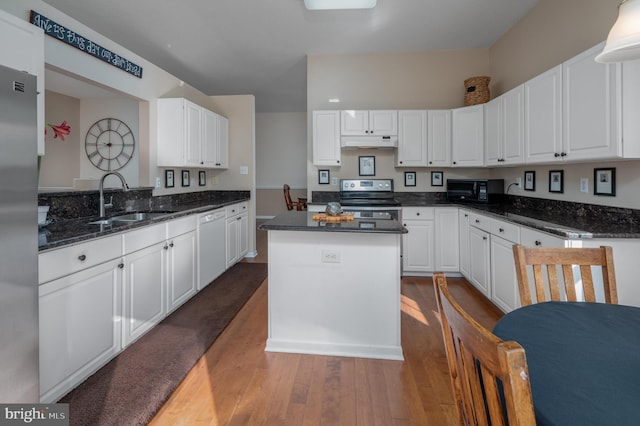 kitchen featuring a center island, stainless steel appliances, light hardwood / wood-style floors, white cabinets, and sink