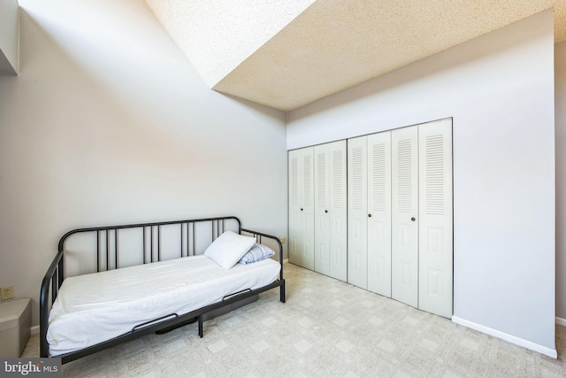 bedroom featuring a textured ceiling and a closet