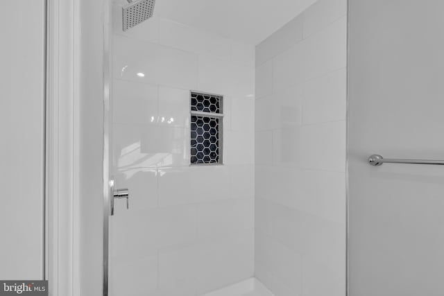 bathroom featuring a tile shower