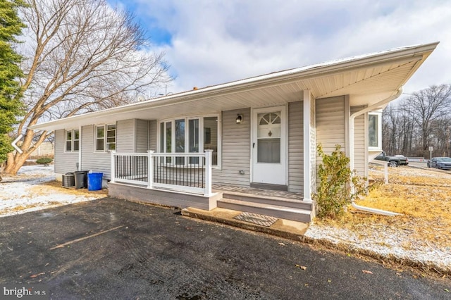 single story home featuring a porch