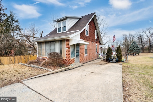 view of front of property with a front lawn