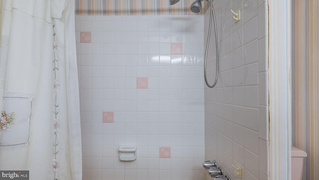 bathroom with shower / tub combo with curtain